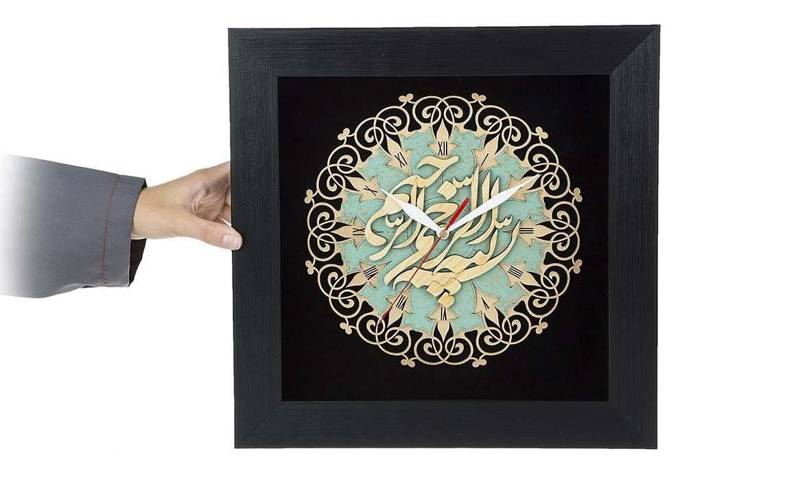 ساعت با طرح اسلامی با طرح بسم الله الرحمن الرحیم منبت کاری شده روی چوب