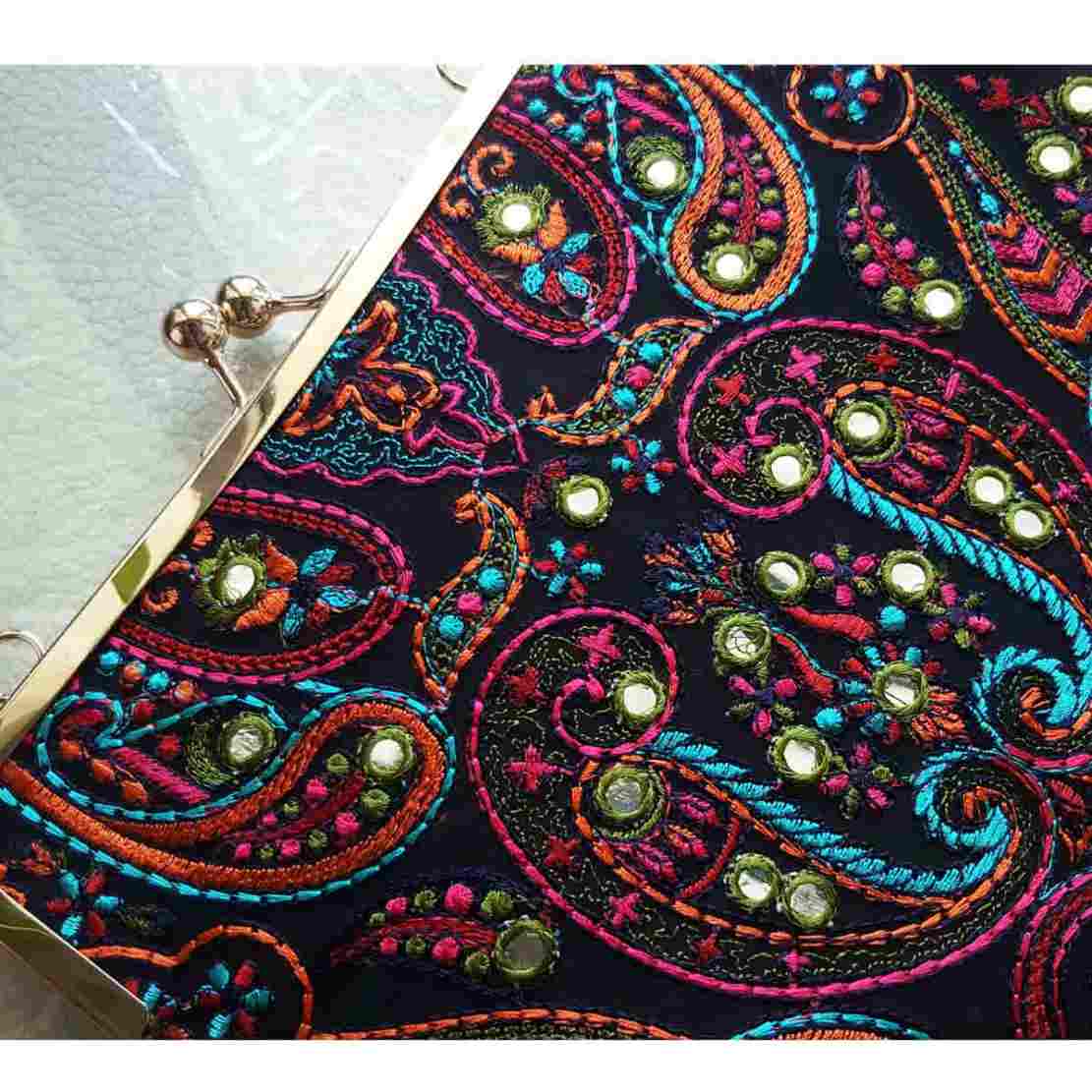 کیف دستی کلاچ دوزی شده با طرح بته جقه