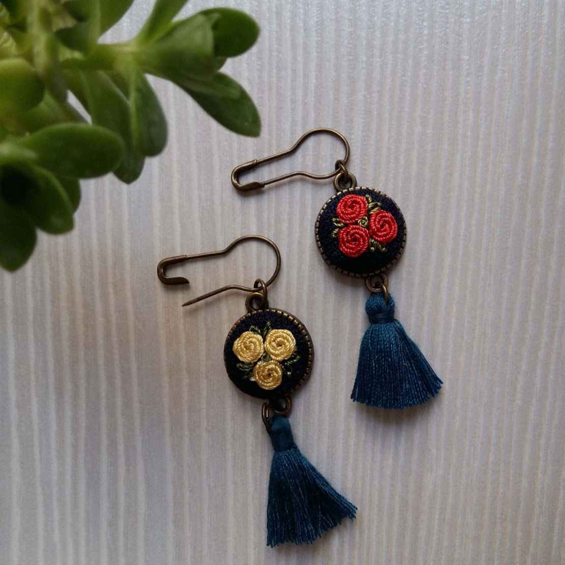 سنجاق سینه گلدوزی شده – مدل Flowers SJ