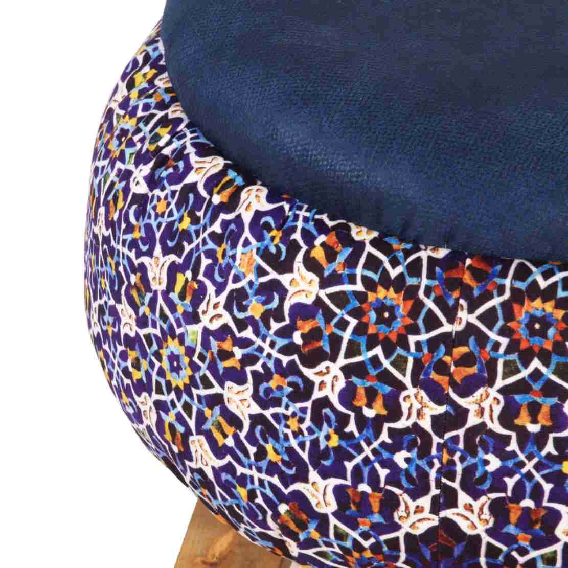 زیرپایی مخمل گرد با پایههای چوبی الهام گرفته از هنر ایرانی سرمهای