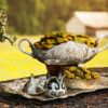 سوهان – تافی سنتی ایرانی با مغز پسته و زعفران و گلاب (۲ بسته)