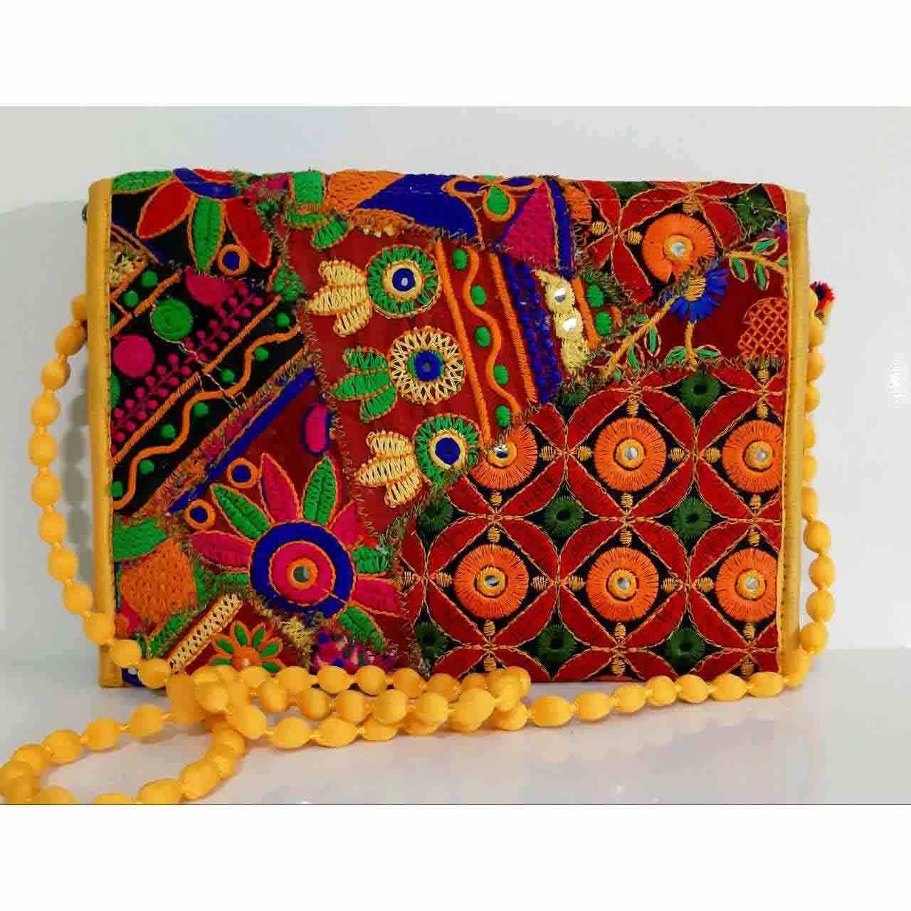 کیف دستی مجلسی مخمل گلدوزی شده با طرح دایرههای گلدار