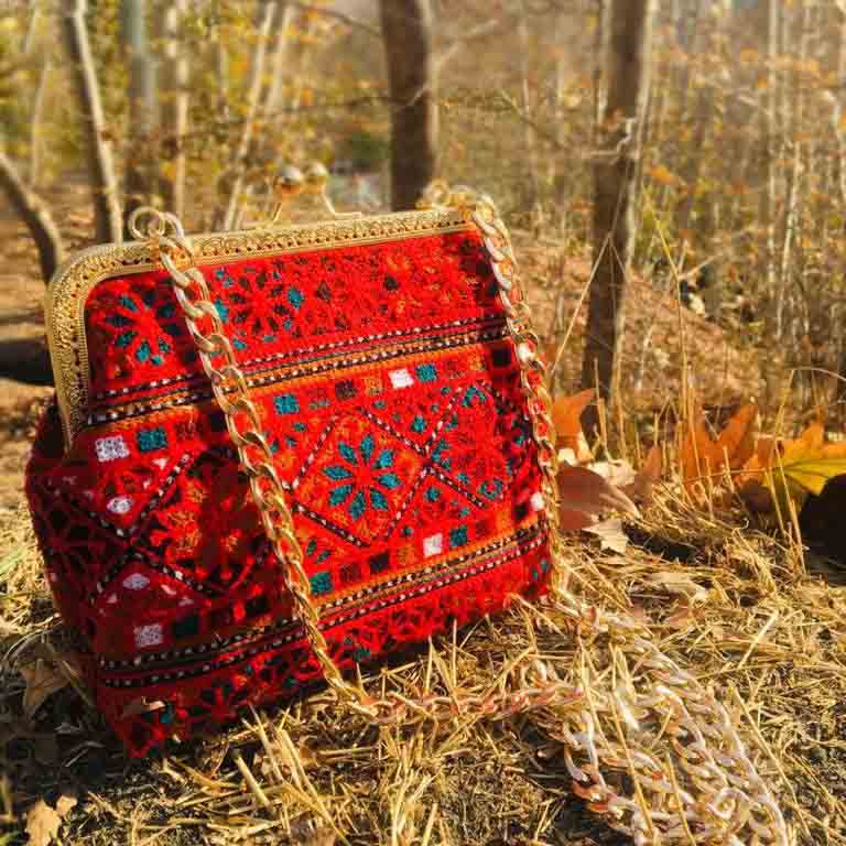 کیف دستی زنانه گلدوزی شده با طرح هندسی سنتی – بیشه