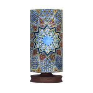 چراغ رومیزی چوبی مینیمالیستی و استوانه کنار تخت دست‌ساز سنتی ایرانی
