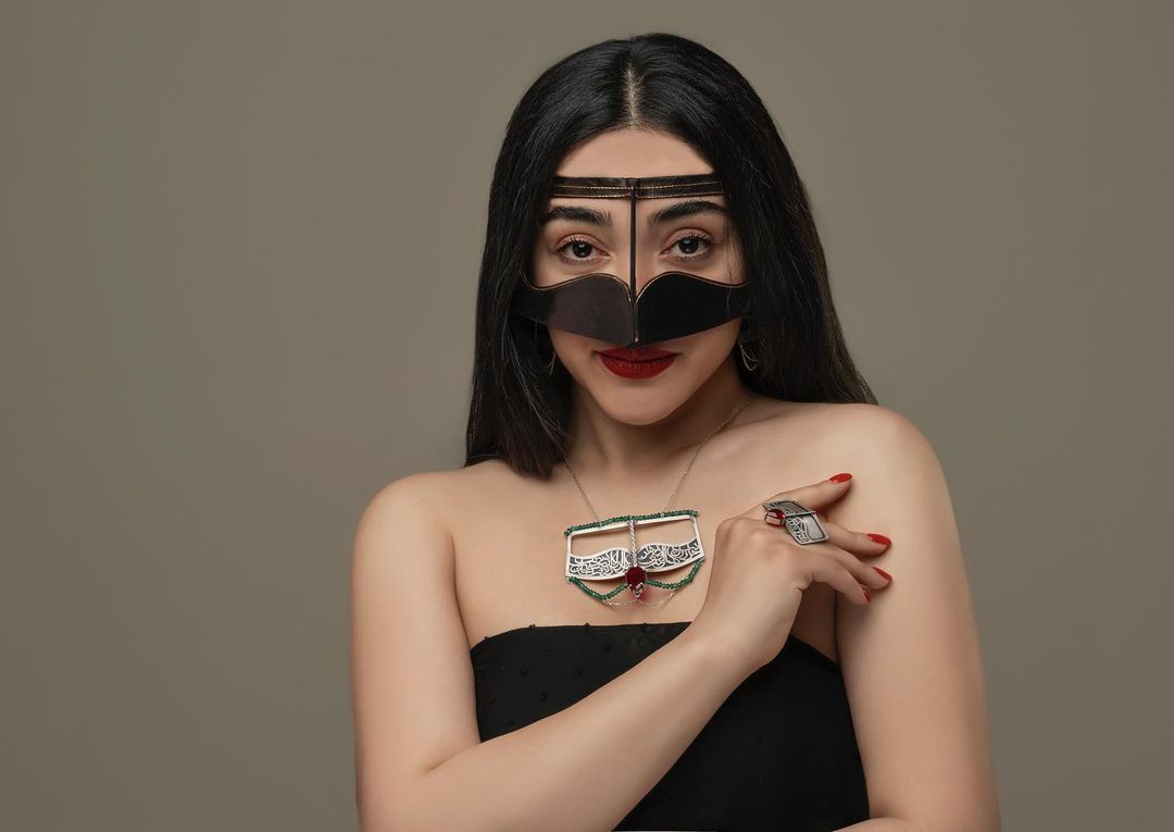 ماسک دست‌ساز بتوله – خاکستری برقع خلیجی