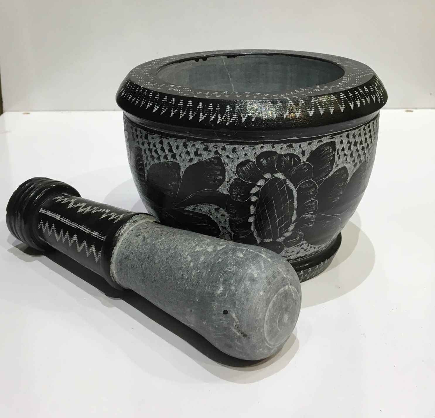 هاون سنگی با طرح گل و گیاه سنتی ایرانی گل سنگ