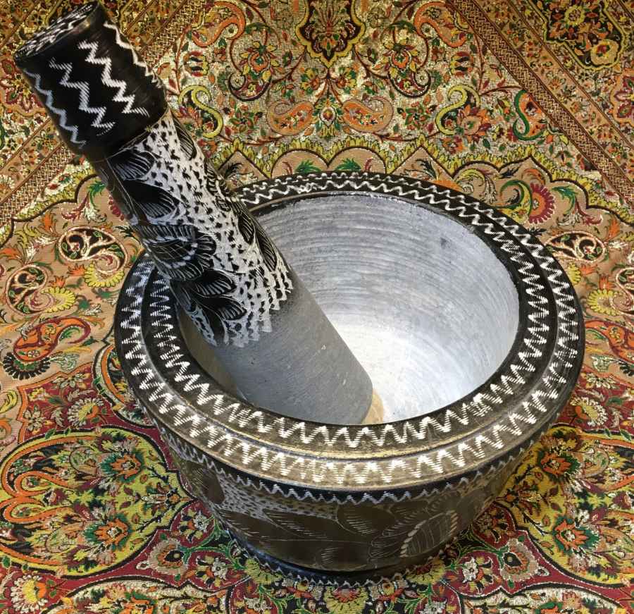 هاون سنگی و دسته هاون با طرح گلهای سنتی ایرانی سیاه قلم