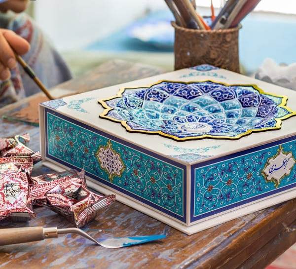 گز مظفری: ۴۰٪ پسته – شیرینی سنتی نوقا با گلاب ایرانی