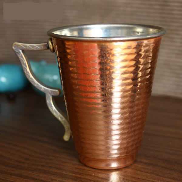 فنجان مسی ایرانی – دست‌ساز با دسته برای نوشیدنی‌های سرد – پروانه چکش‌کاری شده