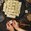 سوهان و گز مخلوط – شیرینی سنتی ایرانی در جعبه کادویی (660 گرم)