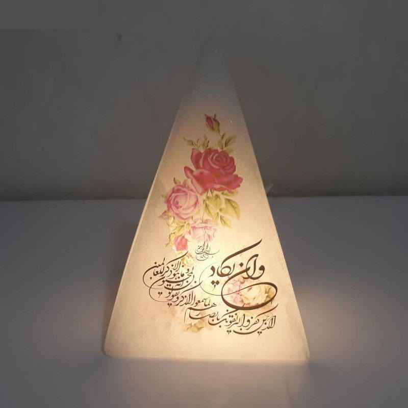 چراغ نمکی هرمی اسلامی دست ساز با آیه «وَ عَنْ یَکاد»