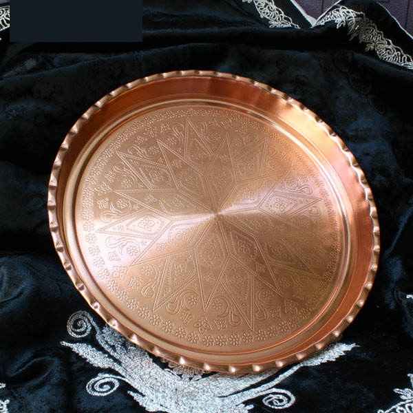 سینی پذیرایی مسی طرح گل‌ها – طراحی هندسی الهام‌گرفته از گل حکاکی شده با دست
