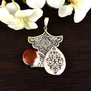 آویز نقره حکاکی شده ایرانی با نگین عقیق