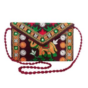 کیف دستی مخمل گلدوزی شده با طرح سنتی بلوچی