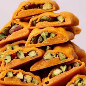 سوهان لقمه – تافی سنتی ایرانی با پسته، زعفران و گلاب
