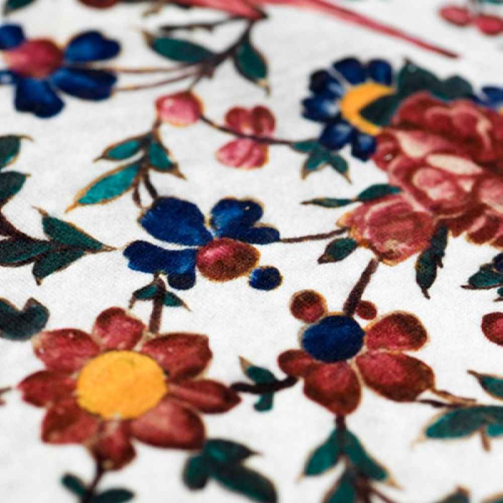 رومیزی مخمل سفید طرح پرشین الگانس مدل سانا