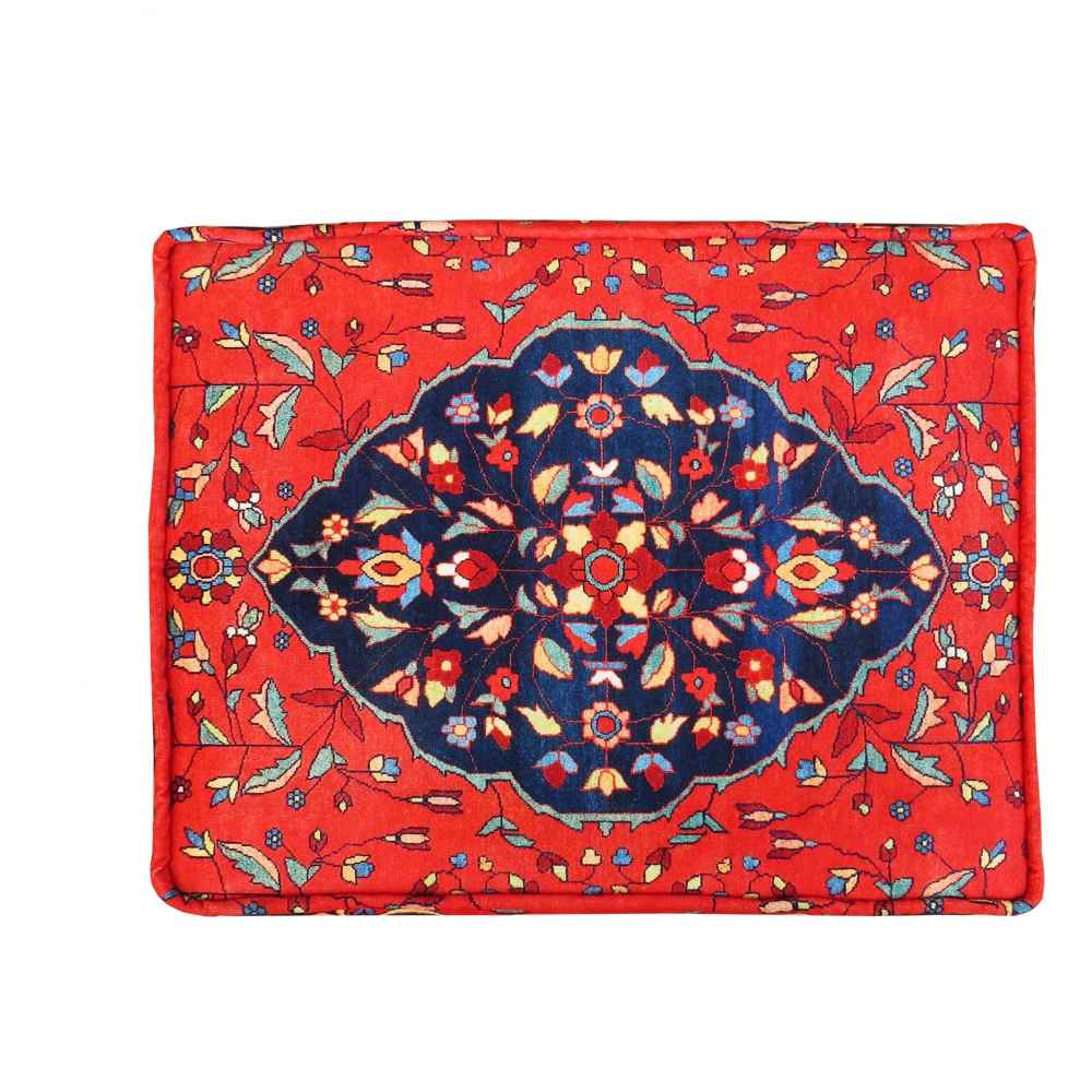 زیرپایی سنتی قرمز ایرانی با پایههای چوبی و پارچه مخمل مونا