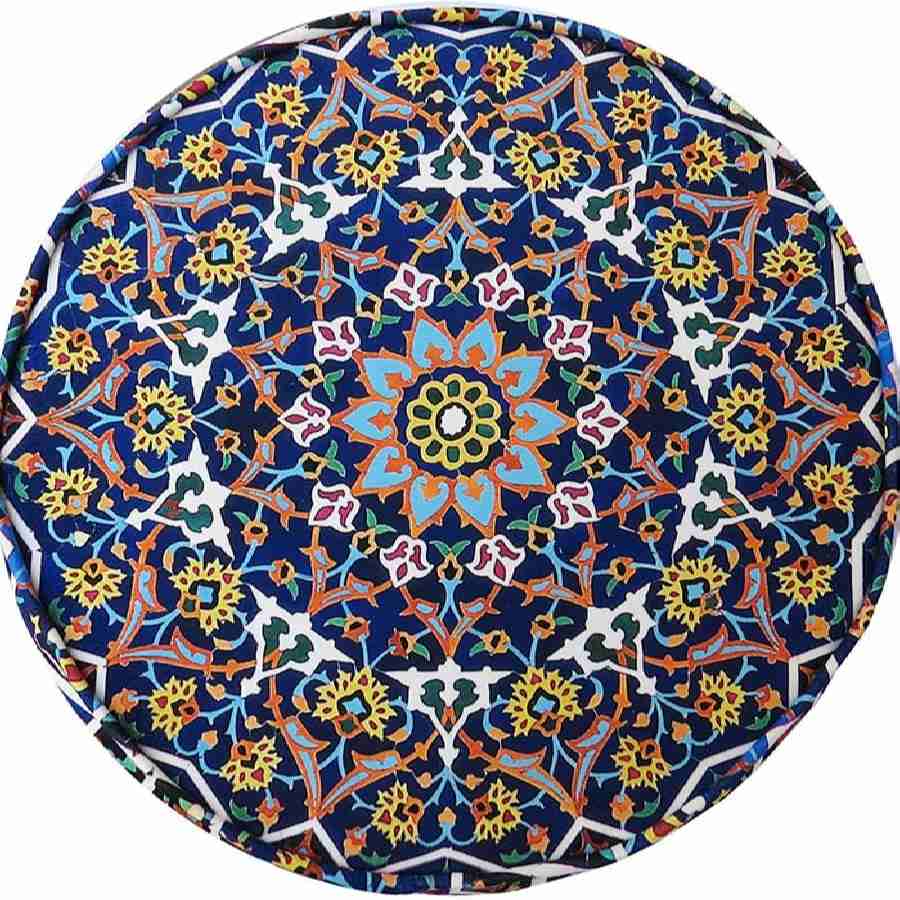 زیرپایی سنتی ایرانی با پایههای چوبی و کاشی پارچهای مخمل