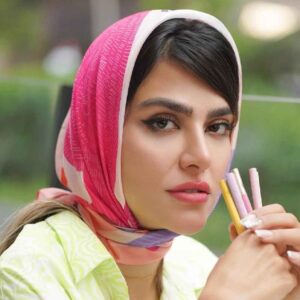 روسری ابریشمی کوتاه زنانه – طرح هنری لوکس و پر جنب و جوش زاغک