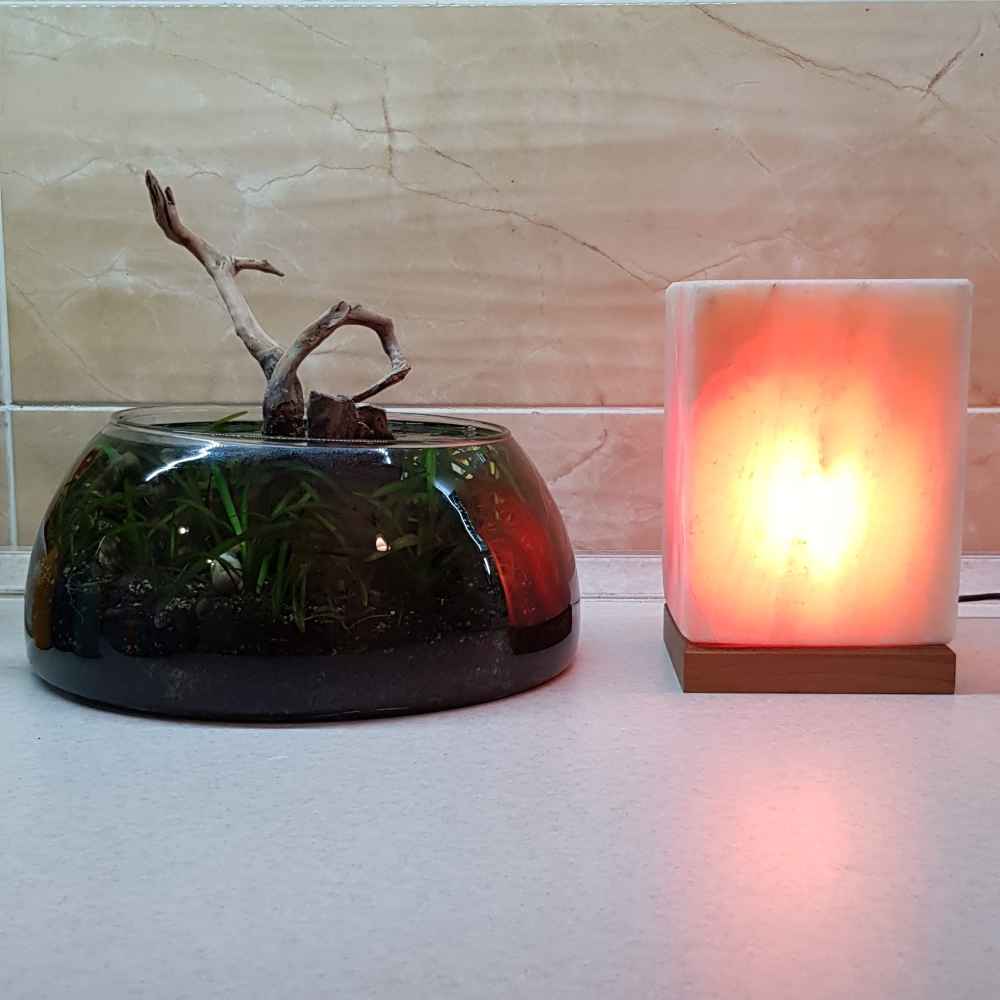 چراغ نمک مکعبی ایرانی – طرح مکعبی دستساز با پایه چوبی