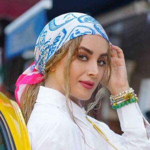 روسری ابریشمی کوتاه زنانه ایرانی – طرح هنری لوکس و پر جنب و جوش سپید