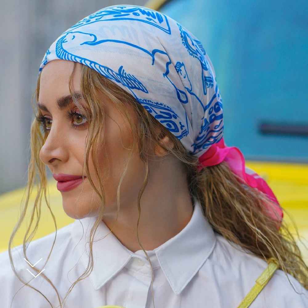 روسری ابریشمی کوتاه زنانه ایرانی – طرح هنری لوکس و پر جنب و جوش سپید