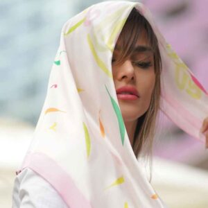 روسری ابریشمی کوتاه زنانه ایرانی – طرح هنری لوکس و پر جنب و جوش آرزو