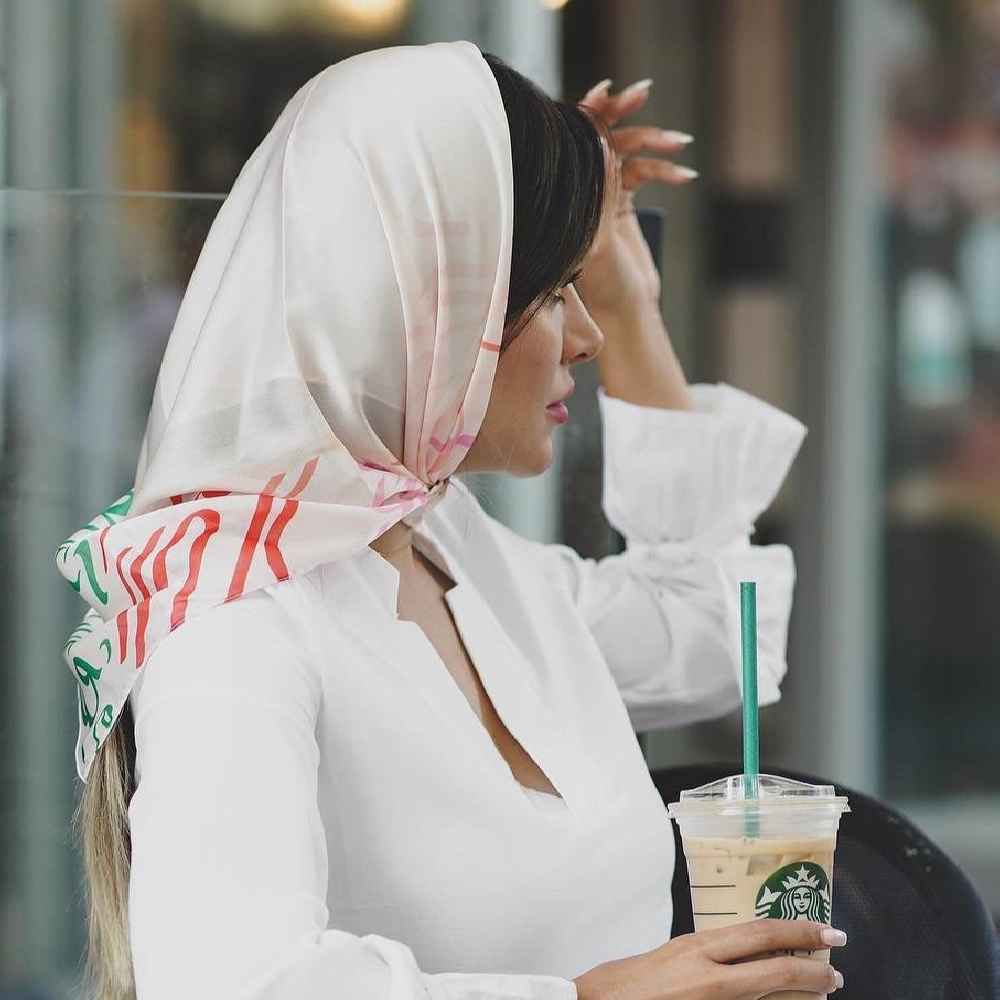 روسری ابریشمی کوتاه زنانه ایرانی – طراحی لوکس و پر جنب و جوش ماه