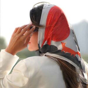 روسری ابریشمی کوتاه زنانه – طراحی هنری لوکس و پر جنب و جوش زاغک