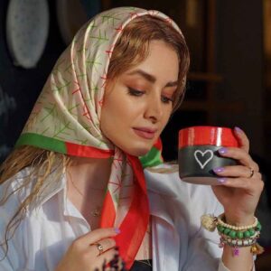 روسری ابریشمی کوتاه زنانه – طراحی هنری لوکس و پر جنب و جوش پاییزان