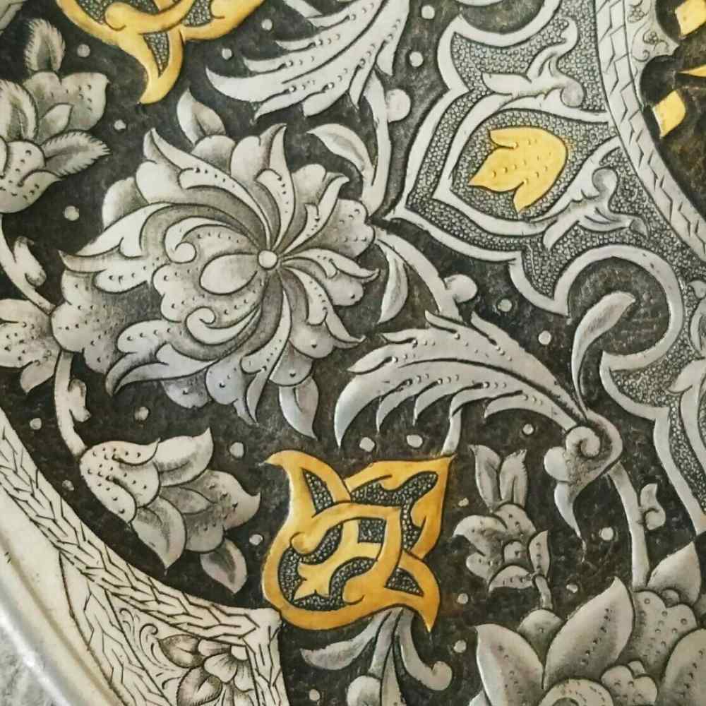 بشقاب مسی تزئینی ایرانی قلمزنی شده طرح نیلوفر گلدار