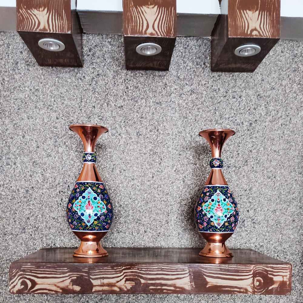 گلدان مسی تزئینی با میناکاری ایرانی نقاشی‌شده با دست، با طراحی گل‌های هما برای زیبایی سنتی