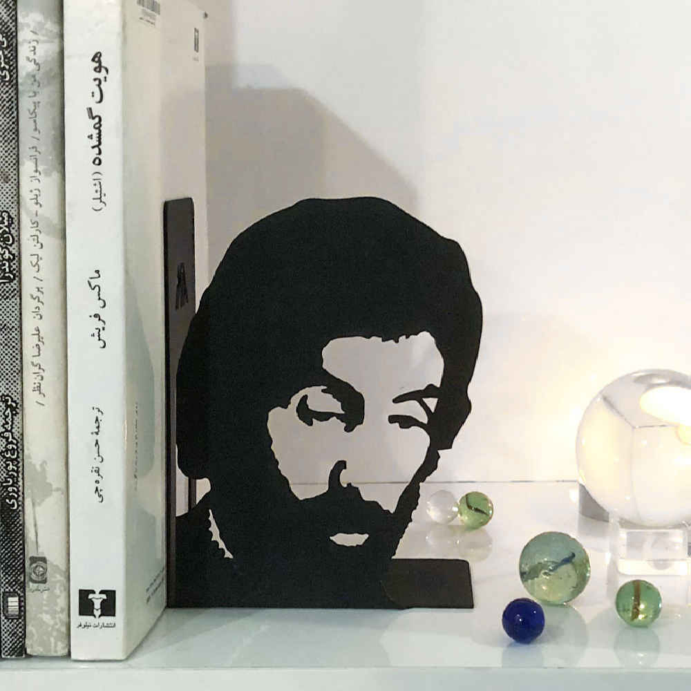 جاکتابی فلزی طرح پرتره سهراب سپهری – ایده‌آل برای قفسه‌های هنری