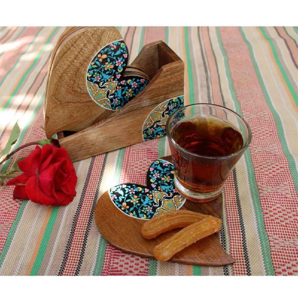 زیر لیوانیهای ایرانی با نقوش گل به شکل قلب همراه با پایه – ست چوبی هنری برای لیوان و بطری