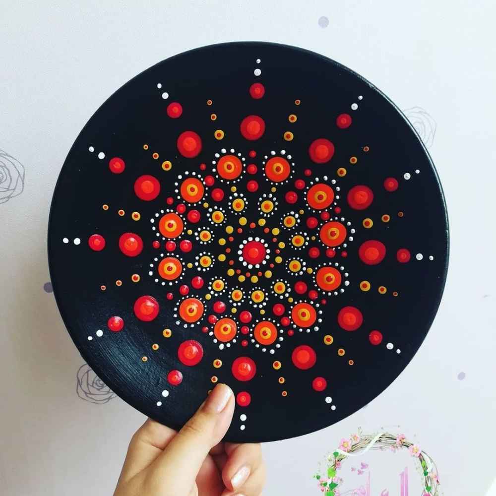 بشقاب سفالی تزئینی طرح خورشید نقطه ای نقاشی شده با دست