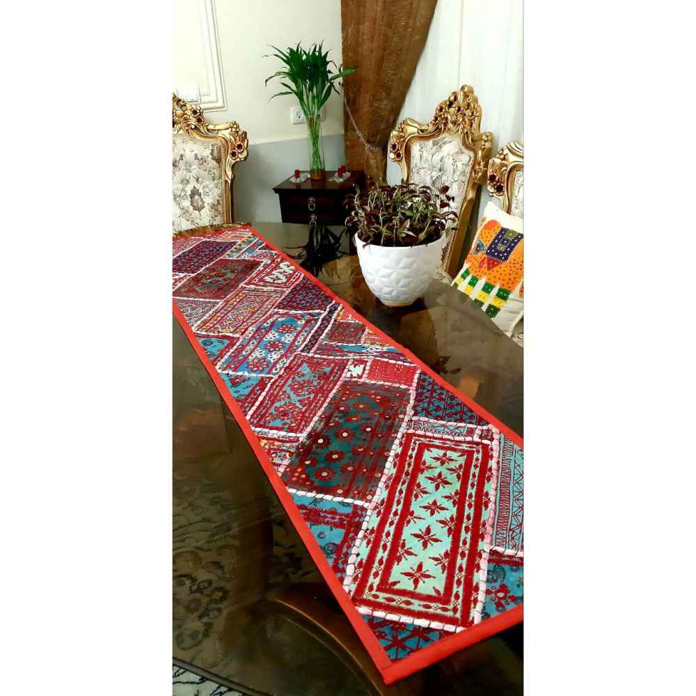 رومیزی رودابه تکهدوزی شده