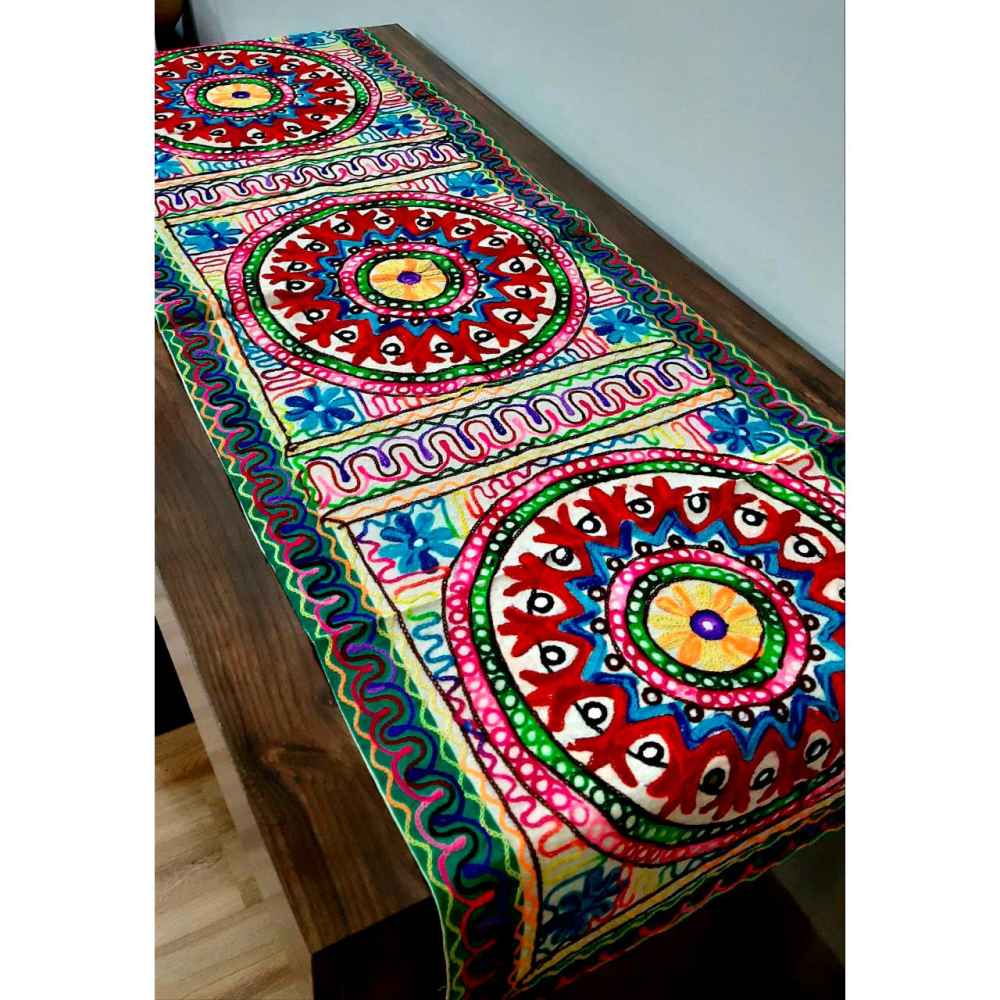 رومیزی گلدوزی شده با دست مدل والا