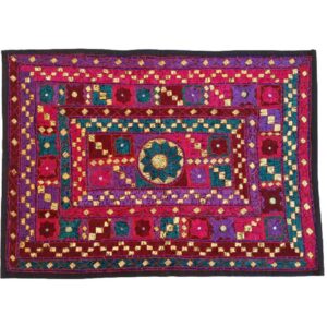رومیزی گلدوزی شده با دست مدل هندسی