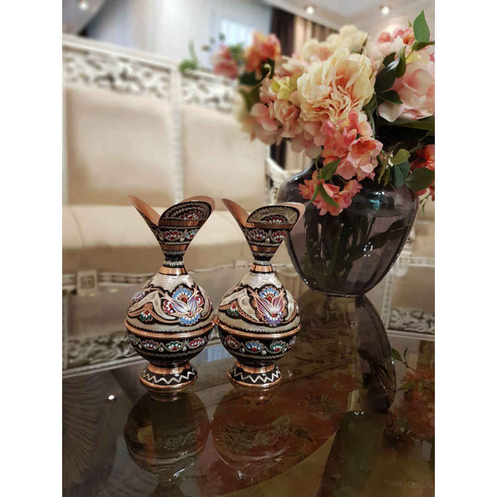 گلدان مسی تزئینی با میناکاری ایرانی نقاشیشده با دست، با طراحی گلهای نُقلی برای ظاهری غنی