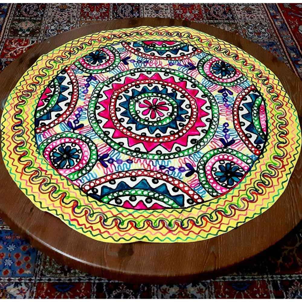 رومیزی گرد گلدوزی شده با دست مدل خورشید