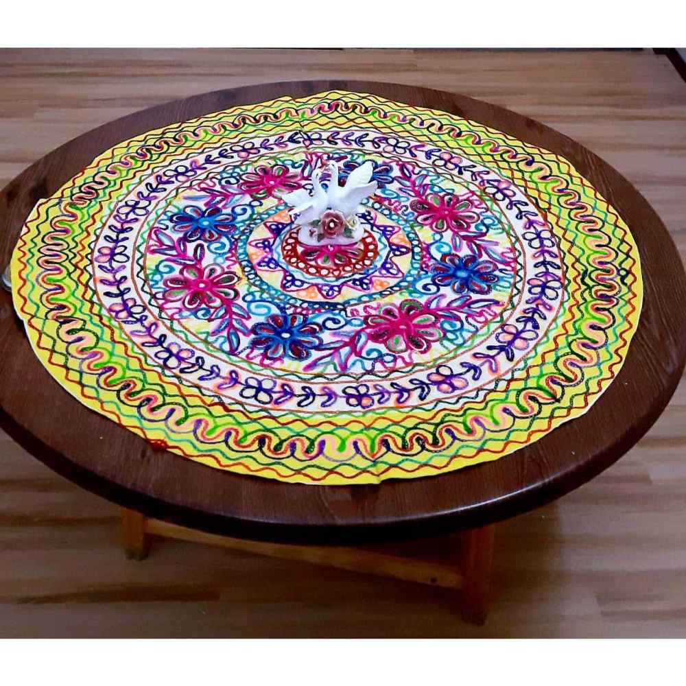 رومیزی گرد گلدوزی شده با دست مدل طلا