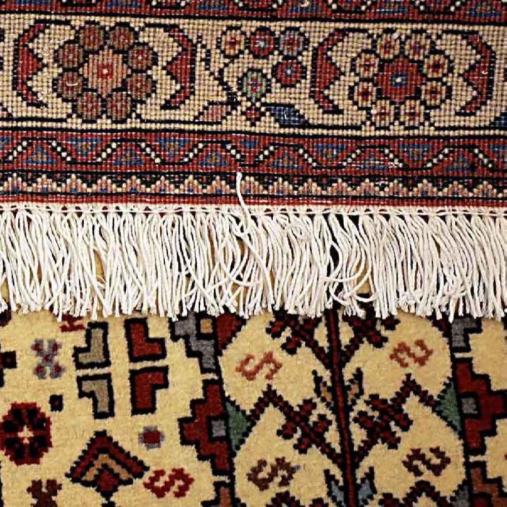 فرش دستباف آباده طرح ترنج هندسی – پشم قرمز