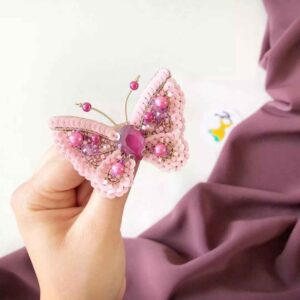 سنجاق سینه زنانه مهره دوزی شده دست ساز – طرح پروانه صورتی