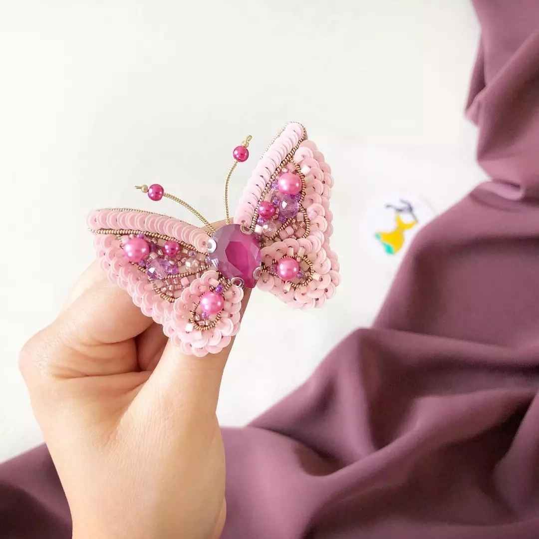سنجاق سینه زنانه مهره دوزی شده دست ساز – طرح پروانه صورتی