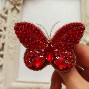 سنجاق سینه زنانه مهره‌ای دست‌ساز – طرح زیبا