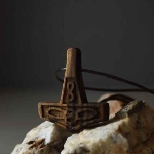 آویز چوبی منبت‌کاری شده، دست‌ساز با سبک هنری بی‌نهایت