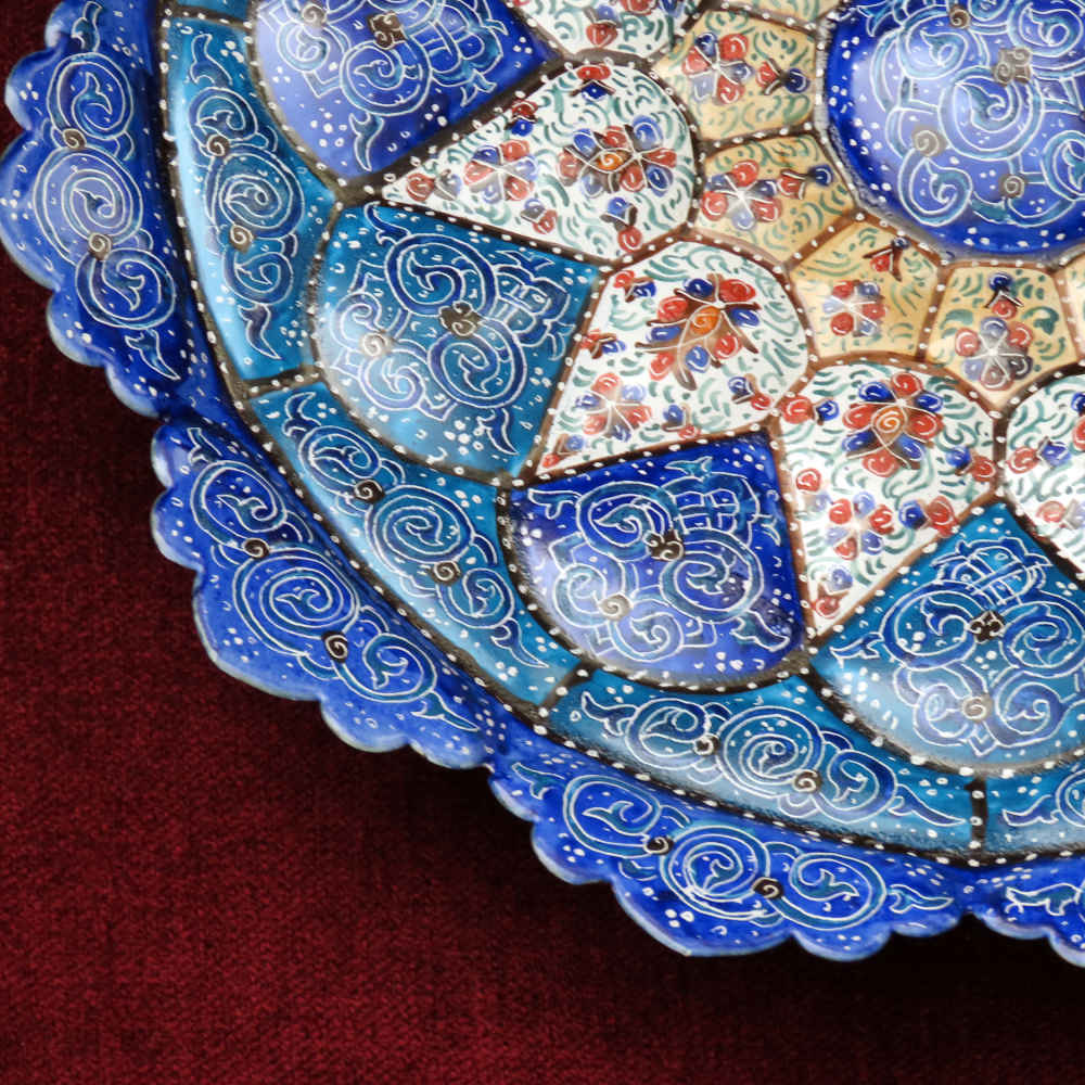 بشقاب مسی تزئینی نقاشی شده با دست با میناکاری ایرانی طرح اسلیمی