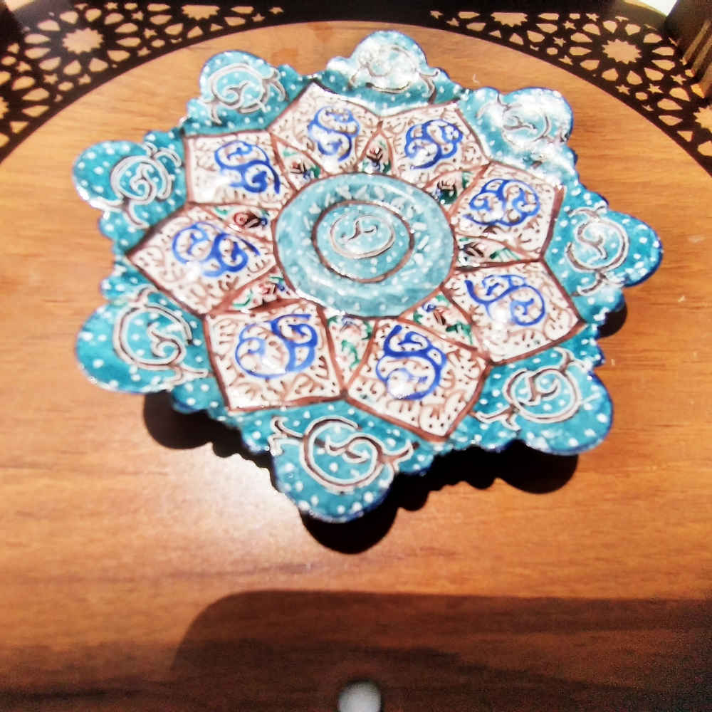 بشقاب مسی تزئینی نقاشی شده با دست با میناکاری ایرانی حامی