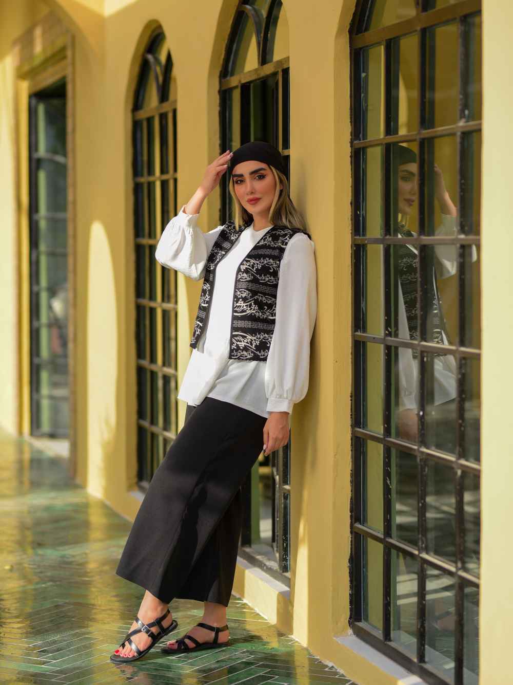 جلیقه زنانه ایرانی مشکی و سفید مدل آیدا