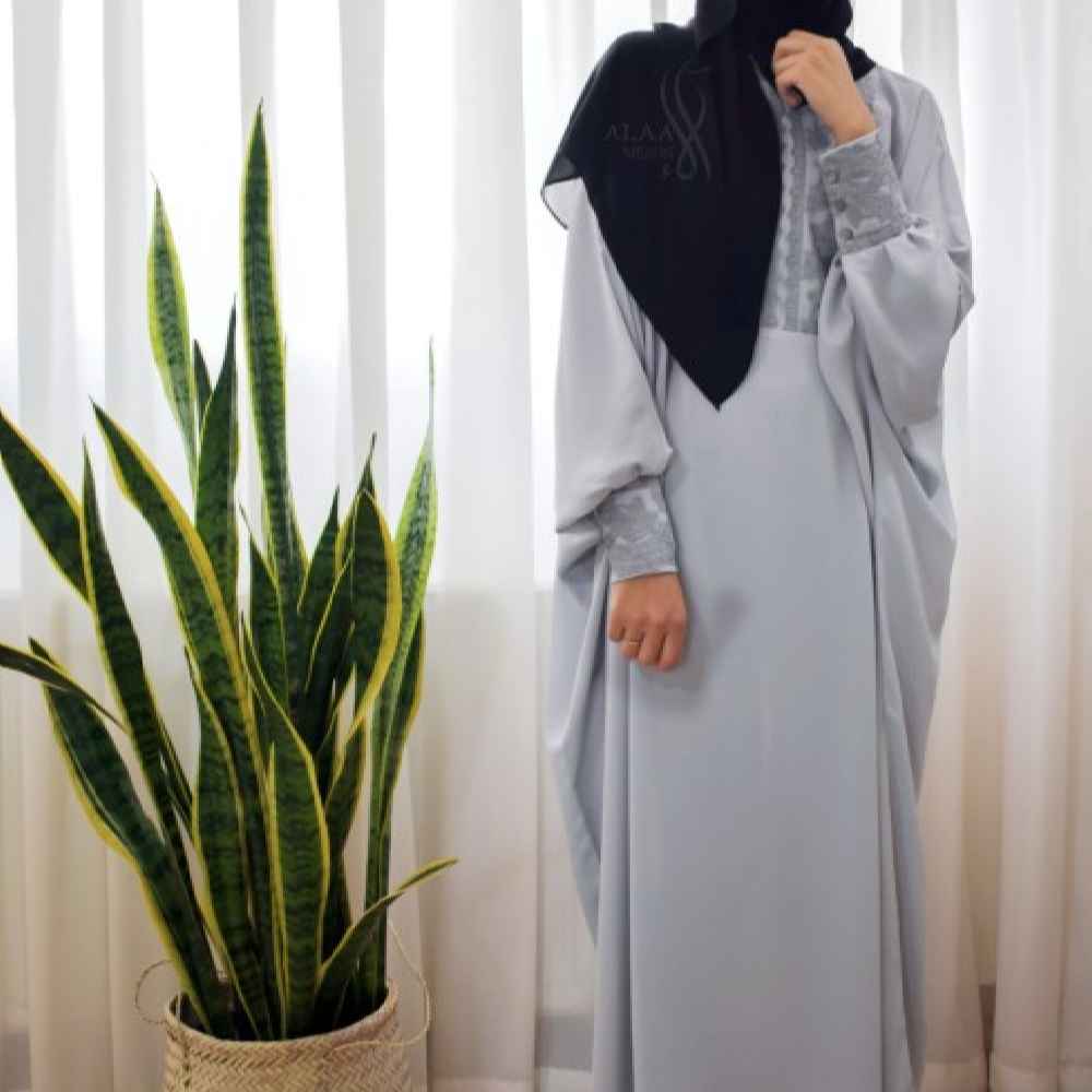 عبای پروانه‌ای شیک برای زنان مسلمان – پارچه کرپ خاکستری نرم